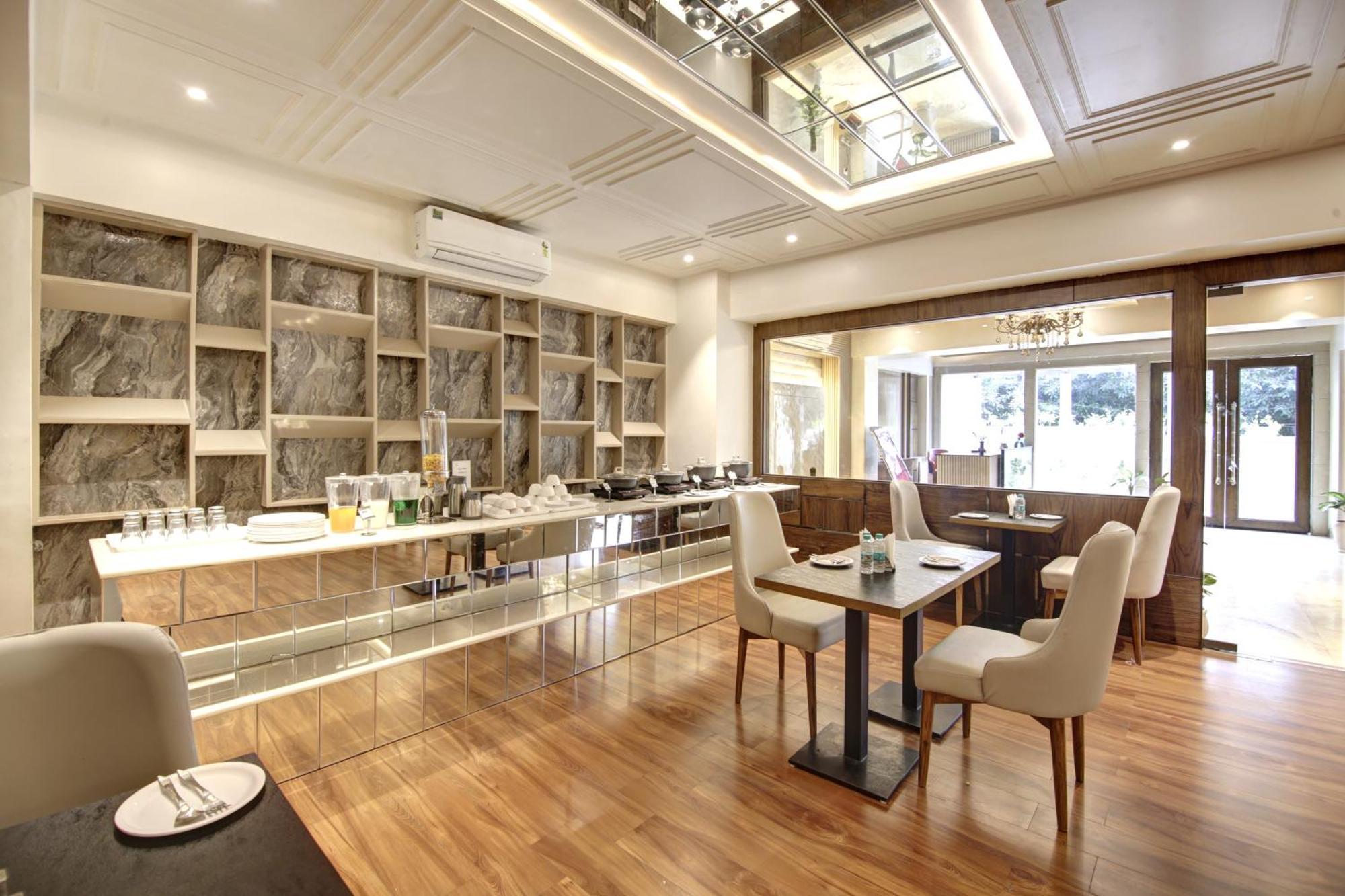Marks Hotel & Banquet Νόιντα Εξωτερικό φωτογραφία